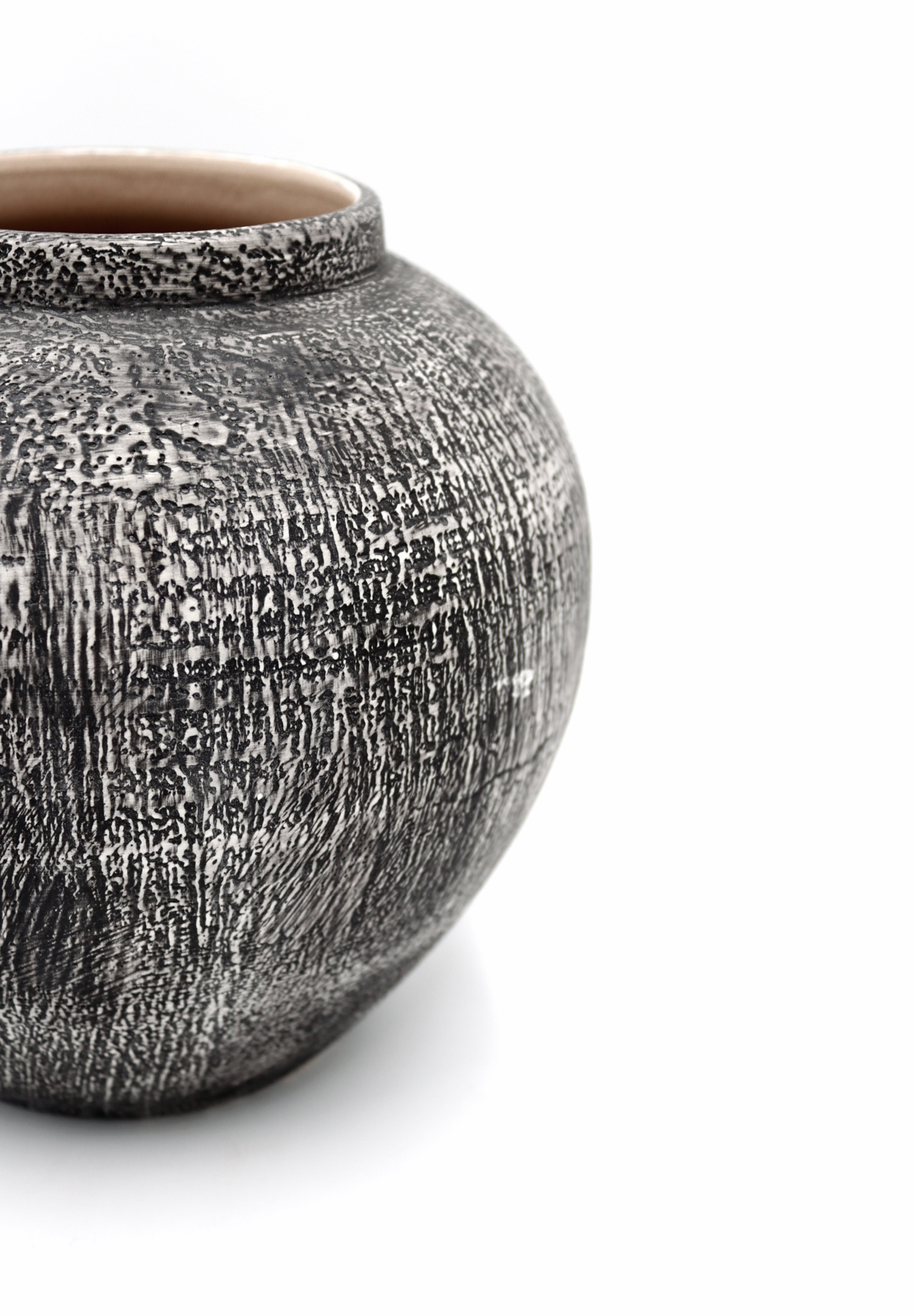 Adonis - round, pluto. home decor vase, made in Dubai