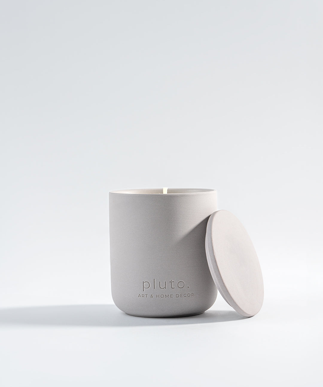 Tobacco & Vanille, wooden wick soy wax candle, hand-poured in Dubai by pluto.
