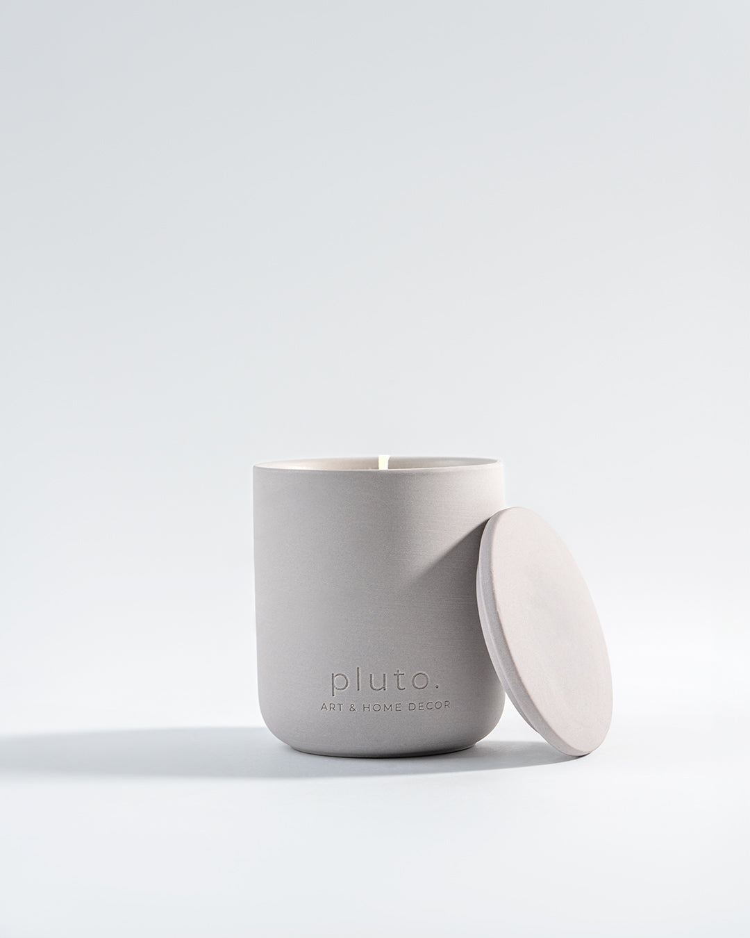Tobacco & Vanille, wooden wick soy wax candle, hand-poured in Dubai by pluto.