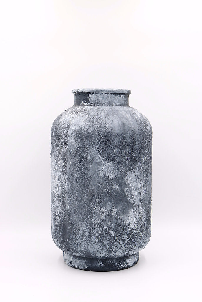 Akilah vase in Ebony black, hand-finished sculptural vase by pluto. Dubai