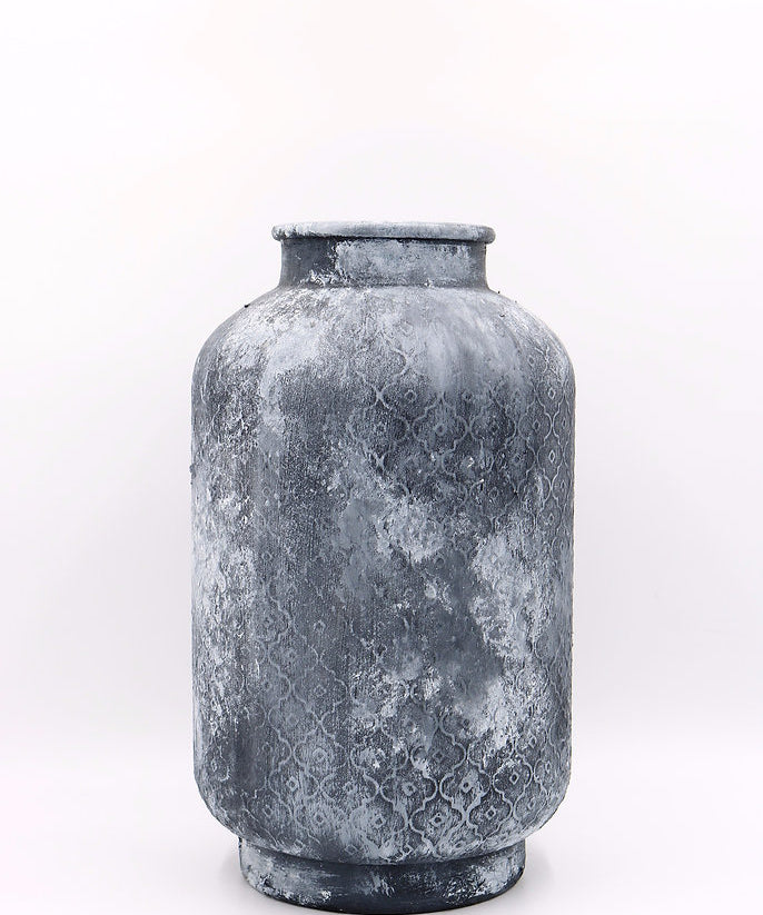 Akilah vase in Ebony black, hand-finished sculptural vase by pluto. Dubai