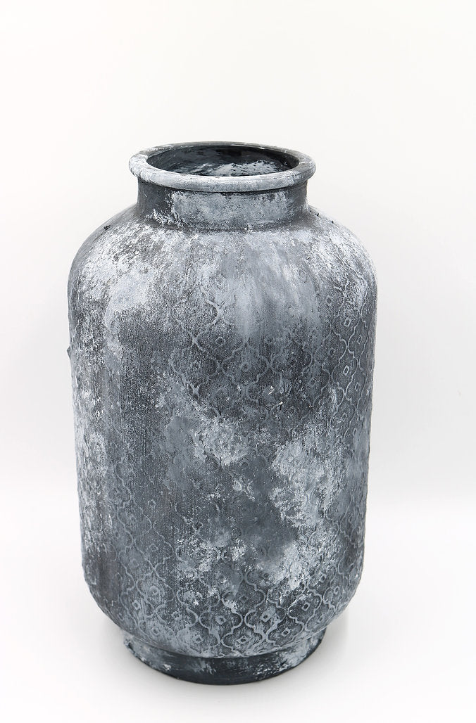 Akilah vase in Ebony black, pluto. home decor vase, made in Dubai