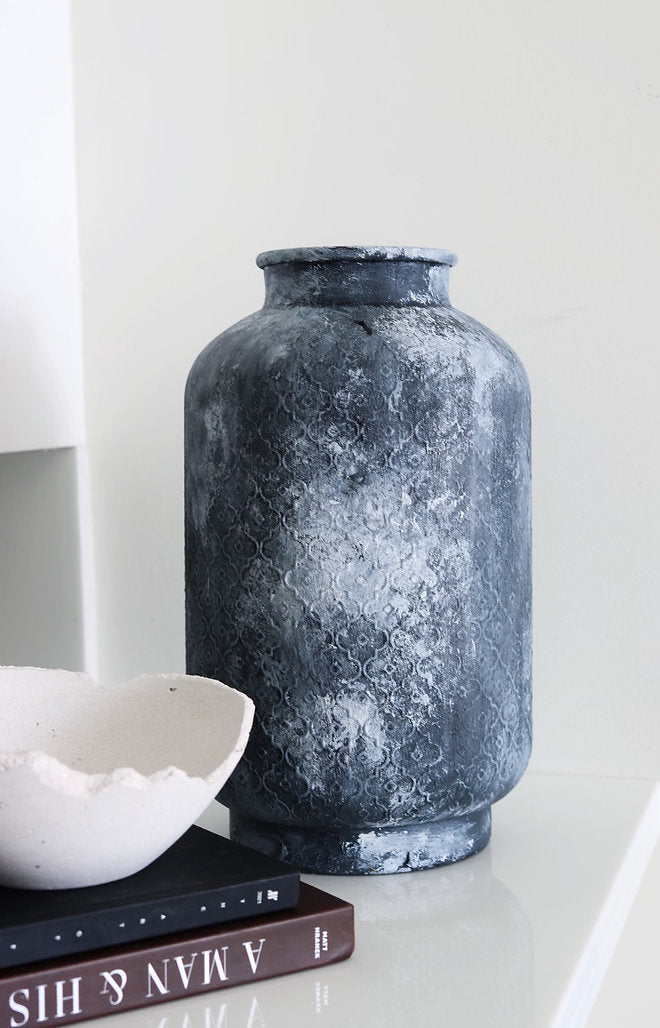 Akilah vase in Ebony black, pluto. home decor vase, made in Dubai